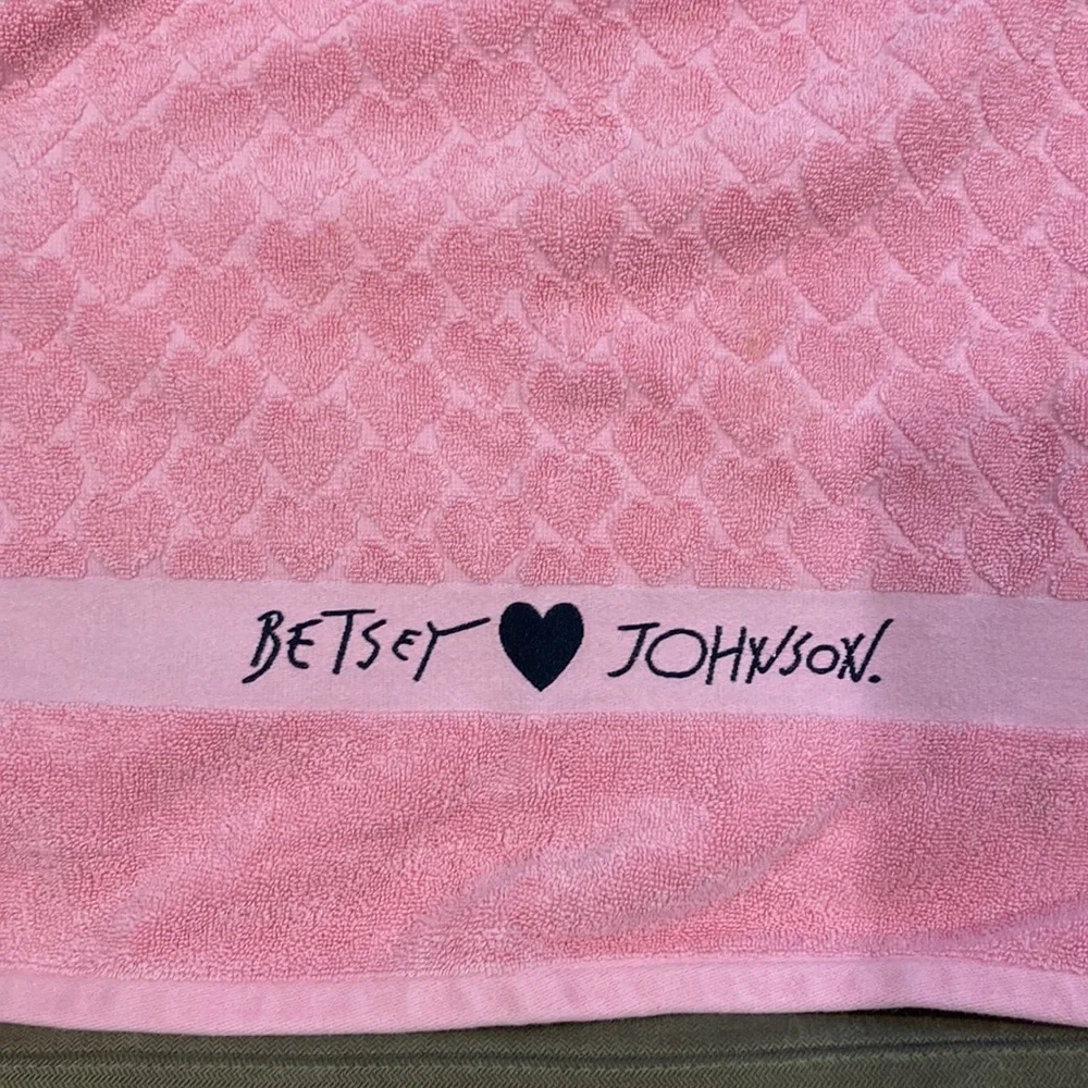 Betsy Johnson Sculptured Hearts Bath Towel